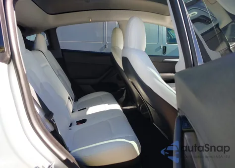 2023 Tesla Model Y Awd/Long Range Dual Motor All-Wheel Drive z USA, uszkodzony, nr VIN 7SAYGDEE1PF636340